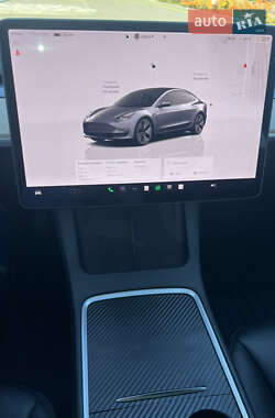 Седан Tesla Model 3 2022 в Бучі