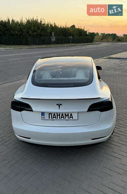Седан Tesla Model 3 2021 в 