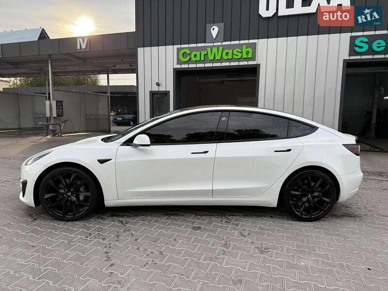 Седан Tesla Model 3 2019 в Володимирі