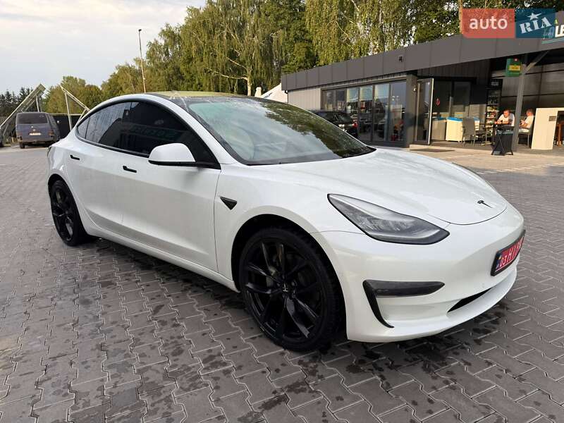 Седан Tesla Model 3 2019 в Володимирі
