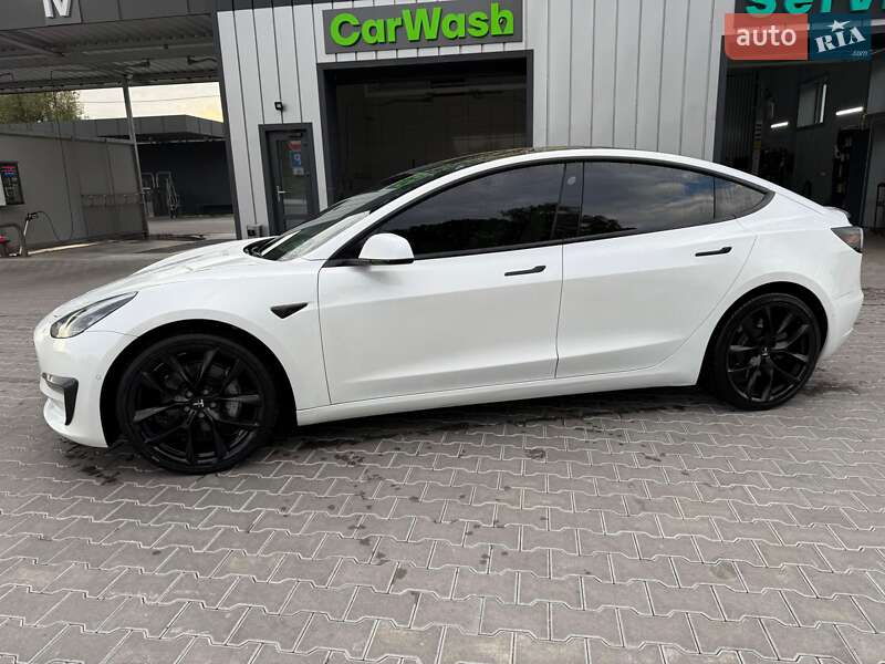 Седан Tesla Model 3 2019 в Володимирі