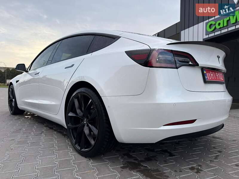 Седан Tesla Model 3 2019 в Володимирі