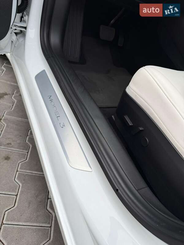 Седан Tesla Model 3 2019 в Володимирі
