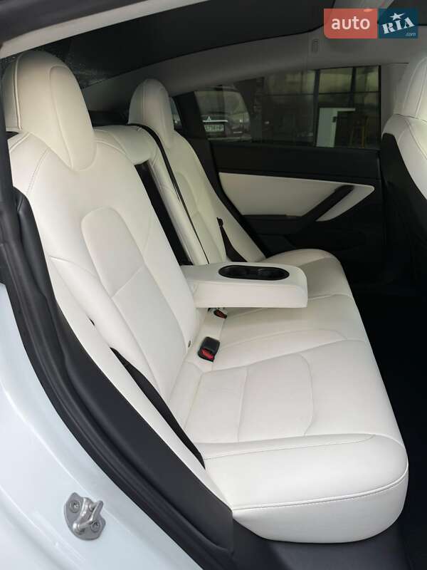 Седан Tesla Model 3 2019 в Володимирі