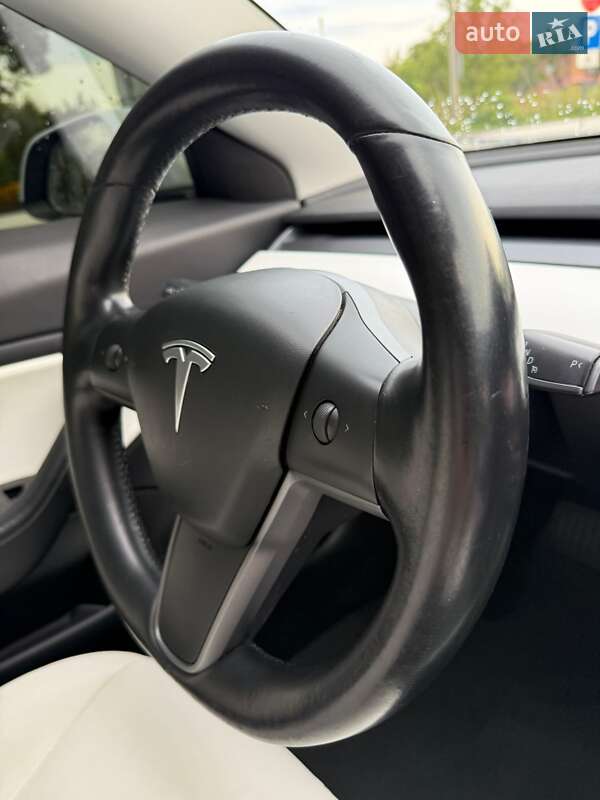 Седан Tesla Model 3 2019 в Володимирі