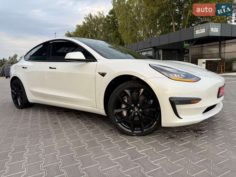Седан Tesla Model 3 2019 в Володимирі