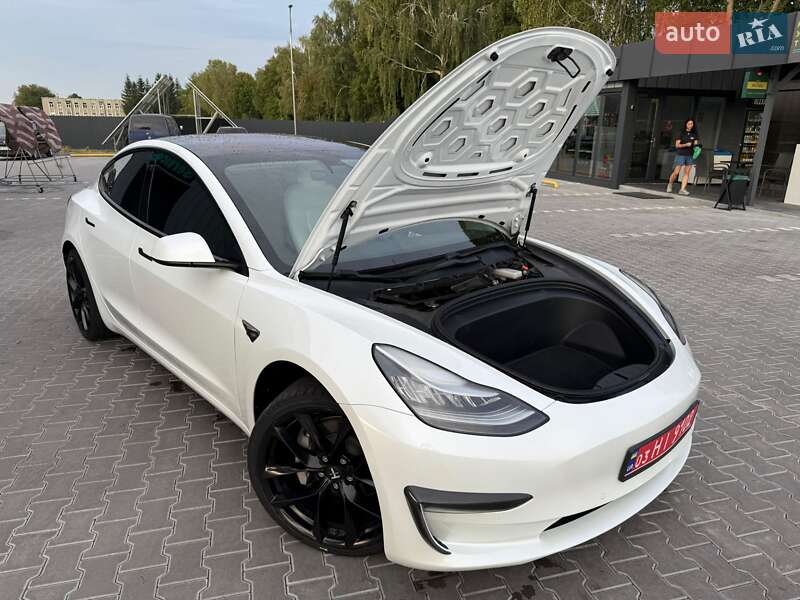 Седан Tesla Model 3 2019 в Володимирі