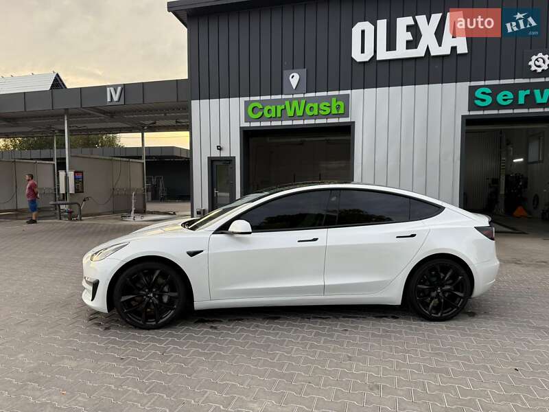 Седан Tesla Model 3 2019 в Володимирі