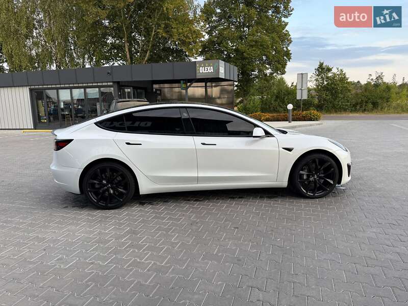 Седан Tesla Model 3 2019 в Володимирі