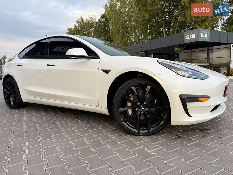 Седан Tesla Model 3 2019 в Володимирі