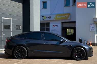 Седан Tesla Model 3 2024 в 