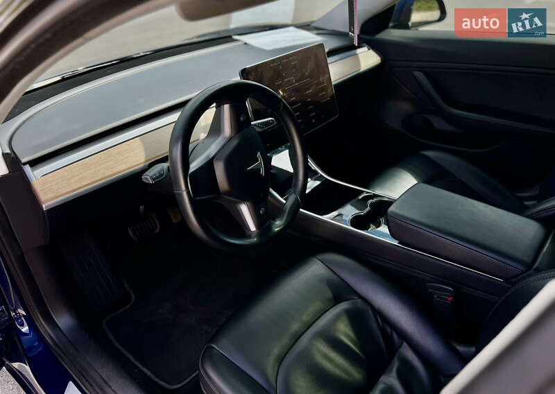 Седан Tesla Model 3 2019 в Киеве