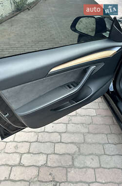 Седан Tesla Model 3 2022 в 