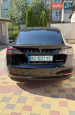 Седан Tesla Model 3 2022 в 