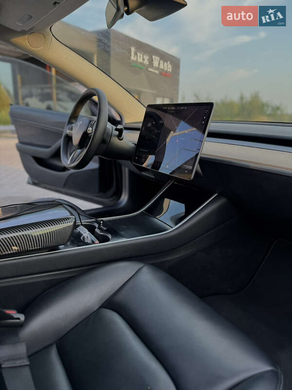 Седан Tesla Model 3 2020 в Львові