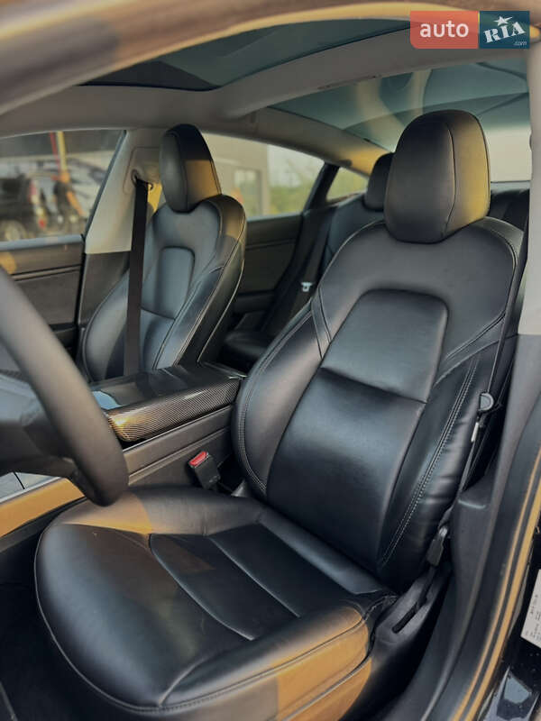 Седан Tesla Model 3 2020 в Львові