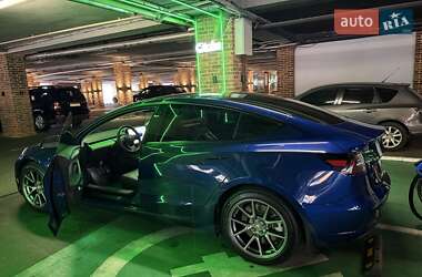 Седан Tesla Model 3 2022 в 