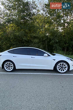 Седан Tesla Model 3 2022 в 