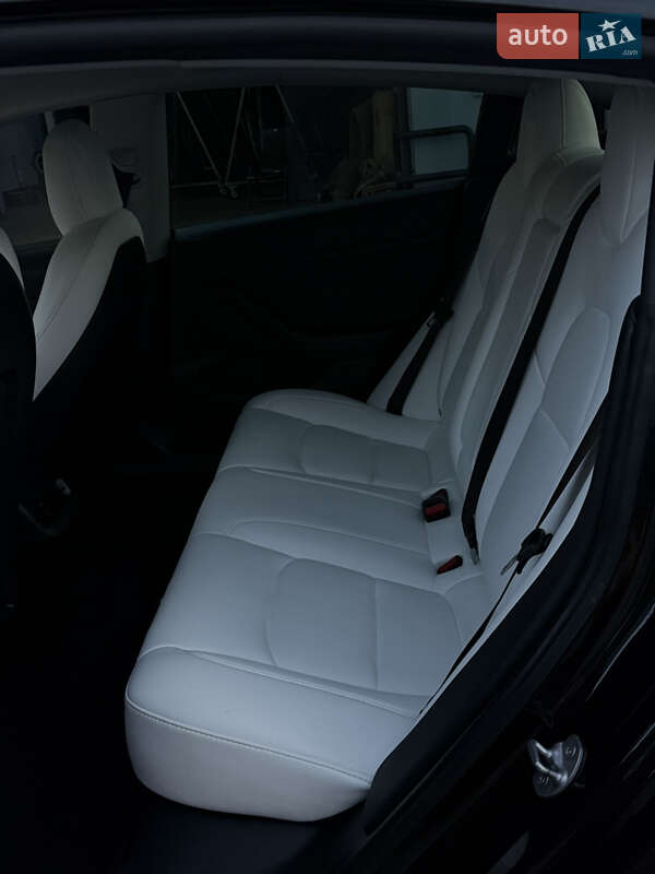 Седан Tesla Model 3 2021 в Луцке