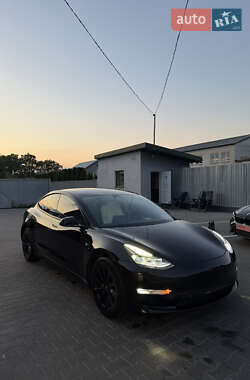Седан Tesla Model 3 2021 в 