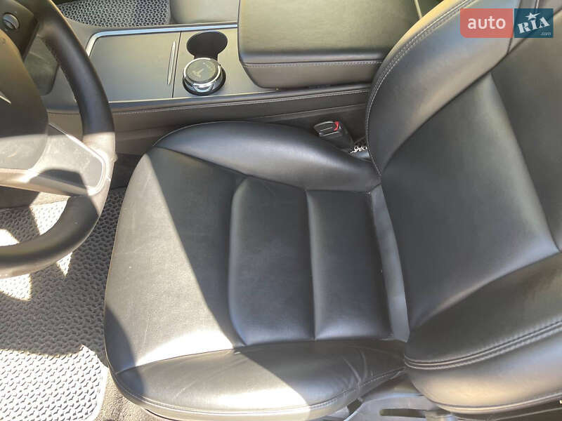 Седан Tesla Model 3 2022 в Кам'янському