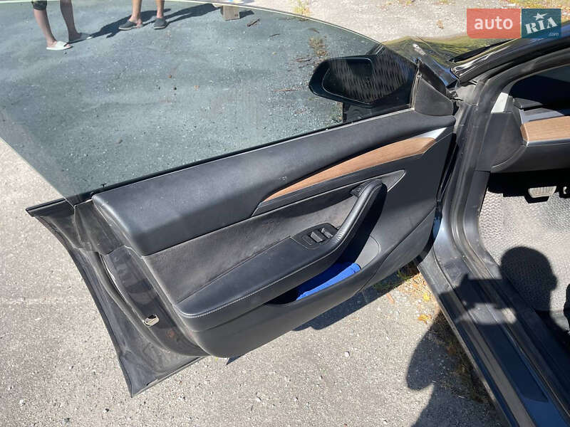Седан Tesla Model 3 2022 в Кам'янському
