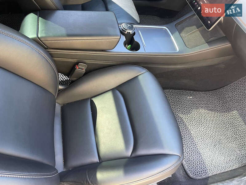 Седан Tesla Model 3 2022 в Кам'янському