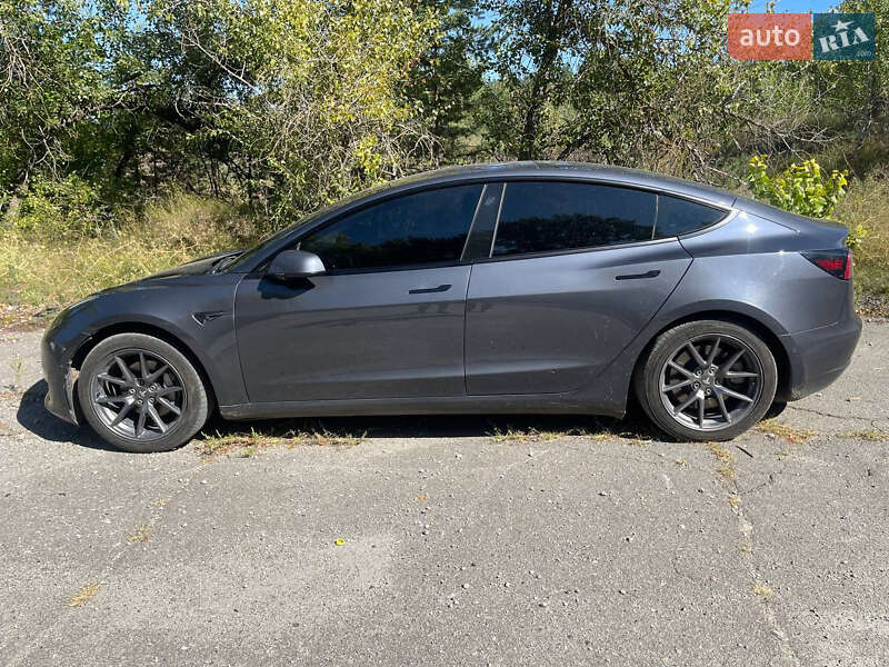 Седан Tesla Model 3 2022 в Кам'янському