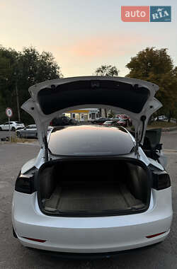 Седан Tesla Model 3 2022 в 