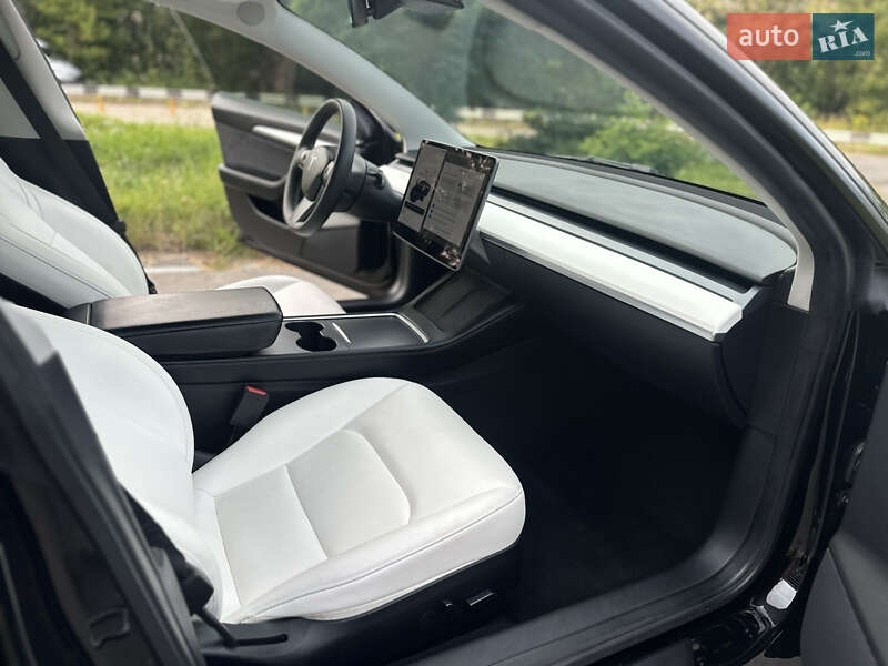 Седан Tesla Model 3 2021 в Львові