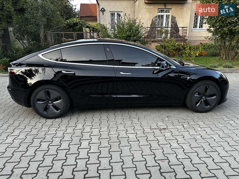 Седан Tesla Model 3 2020 в Львові