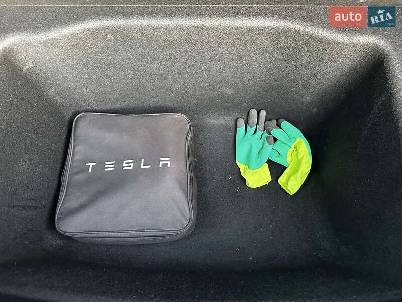 Седан Tesla Model 3 2020 в Львові