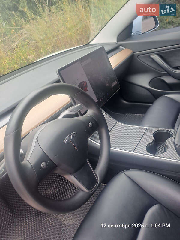 Седан Tesla Model 3 2020 в Житомирі