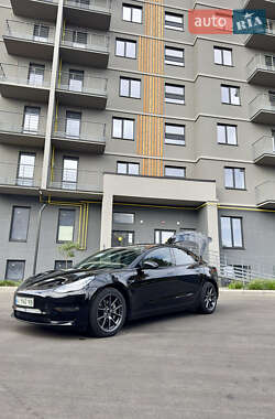 Седан Tesla Model 3 2021 в 