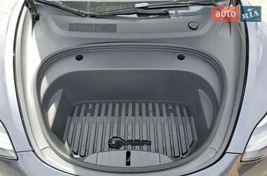 Седан Tesla Model 3 2023 в 