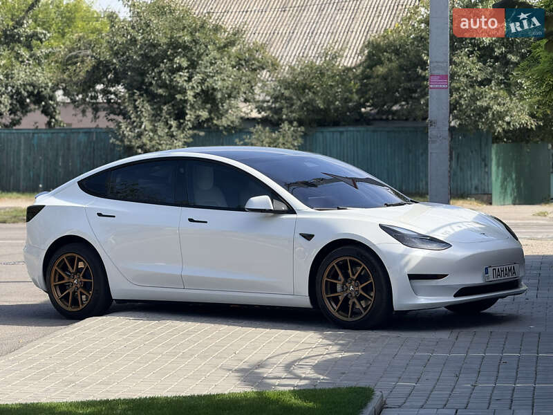 Седан Tesla Model 3 2021 в 