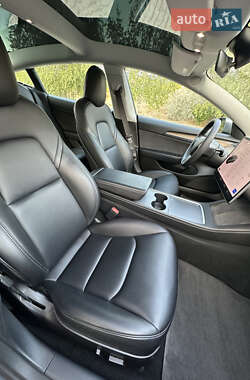 Седан Tesla Model 3 2022 в 