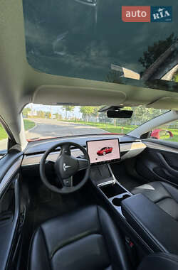 Седан Tesla Model 3 2022 в 