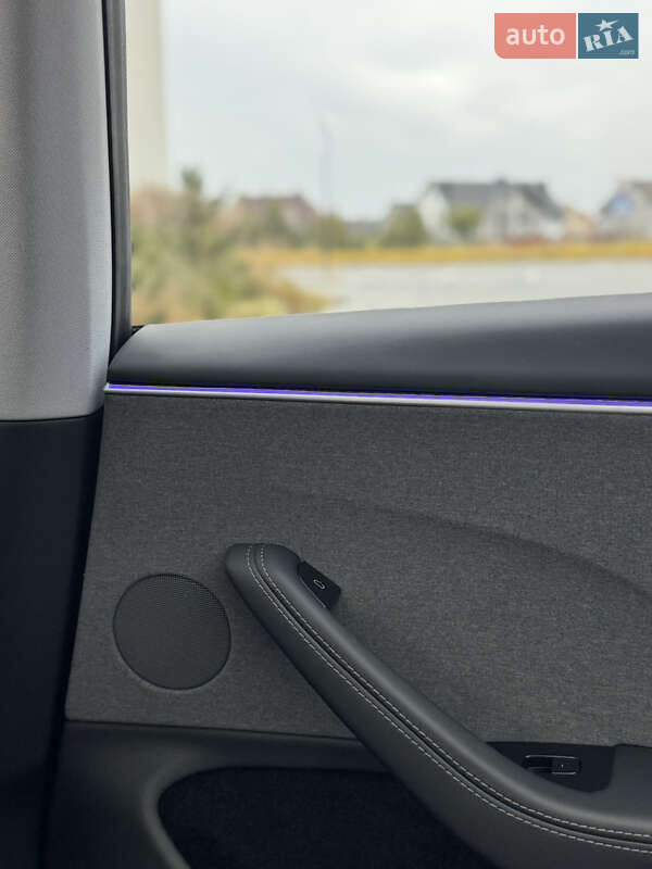 Седан Tesla Model 3 2024 в Луцьку