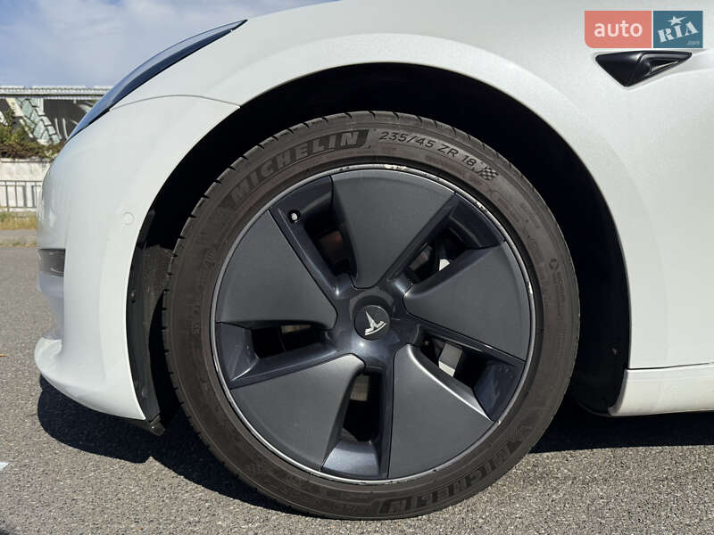 Седан Tesla Model 3 2021 в Киеве