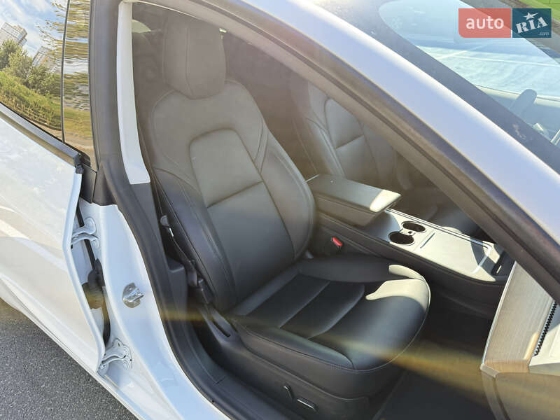 Седан Tesla Model 3 2021 в Киеве