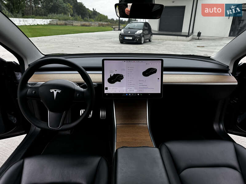 Седан Tesla Model 3 2019 в Луцке