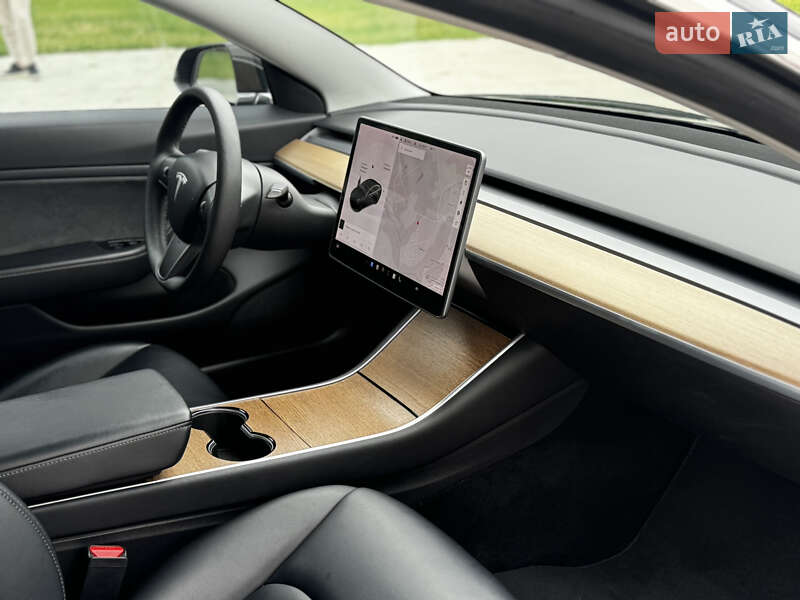 Седан Tesla Model 3 2019 в Луцке
