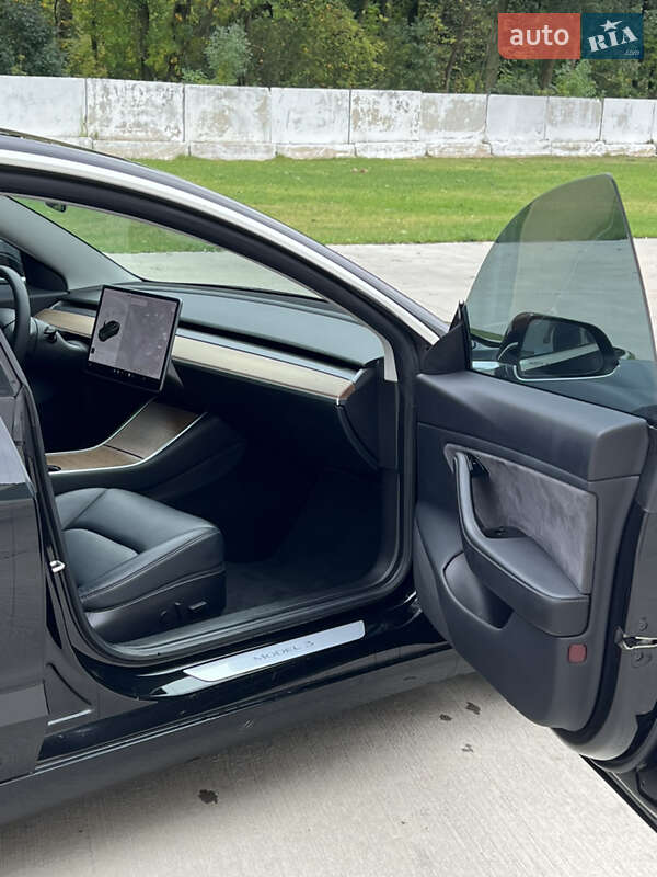 Седан Tesla Model 3 2019 в Луцке