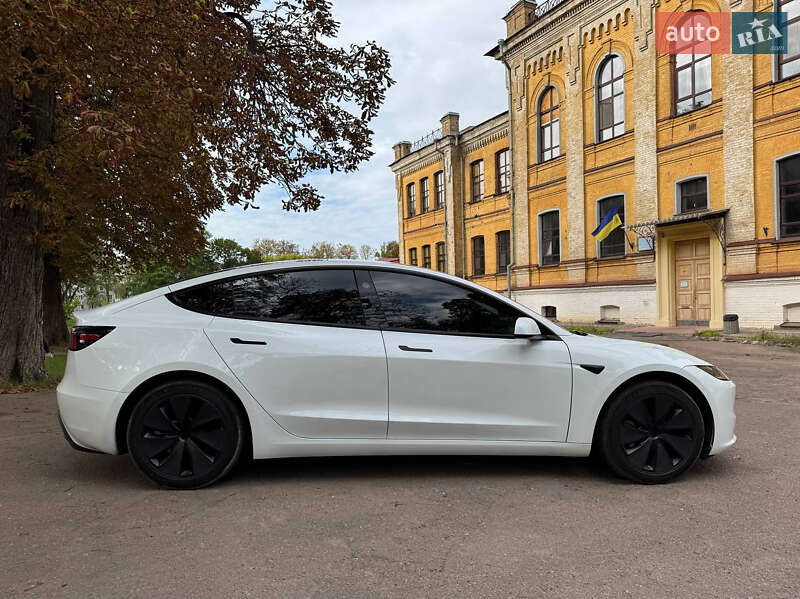 Седан Tesla Model 3 2024 в Чернигове