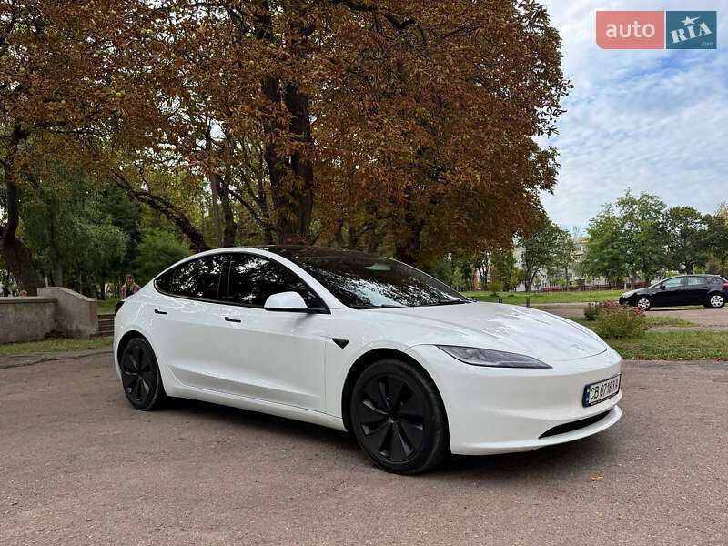 Седан Tesla Model 3 2024 в Чернигове
