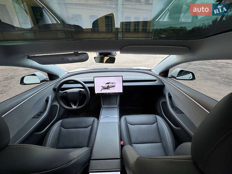 Седан Tesla Model 3 2024 в Чернигове