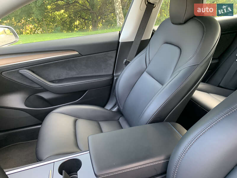 Седан Tesla Model 3 2021 в Києві