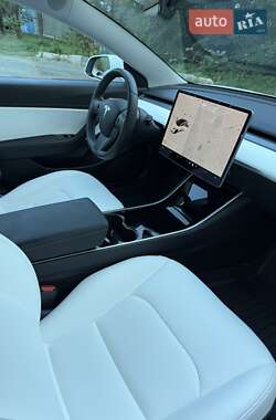 Седан Tesla Model 3 2020 в 