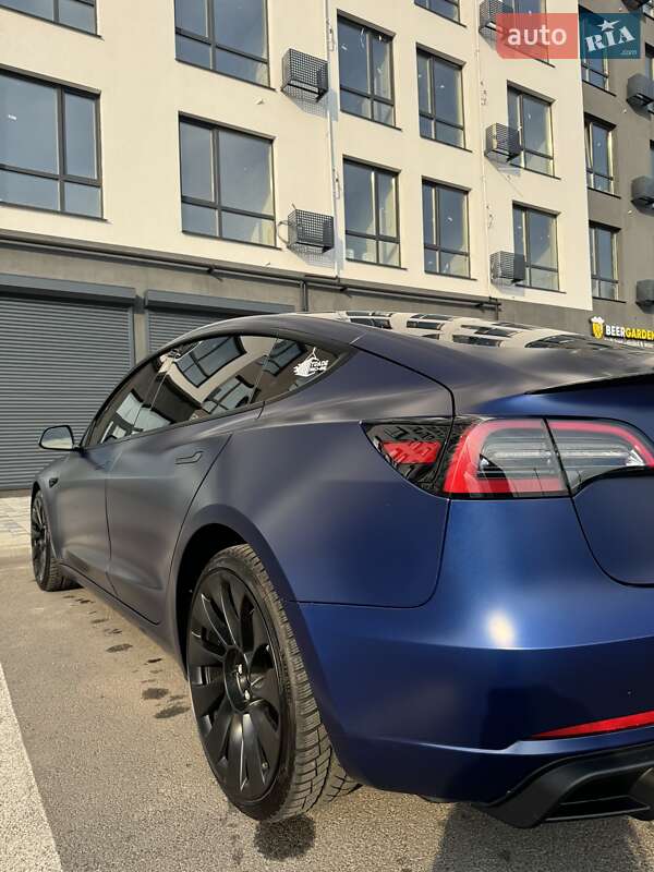 Седан Tesla Model 3 2022 в Чернигове